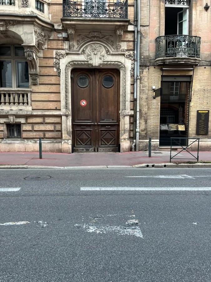 Toulouse - Alsace Lorraine - Languedoc-Place Du Salin-Museum Histoire Naturelle- Jardin Des Plantes-Musee Augustins- Palais De Justice Station Metro Carmes Ligne B Exterior photo