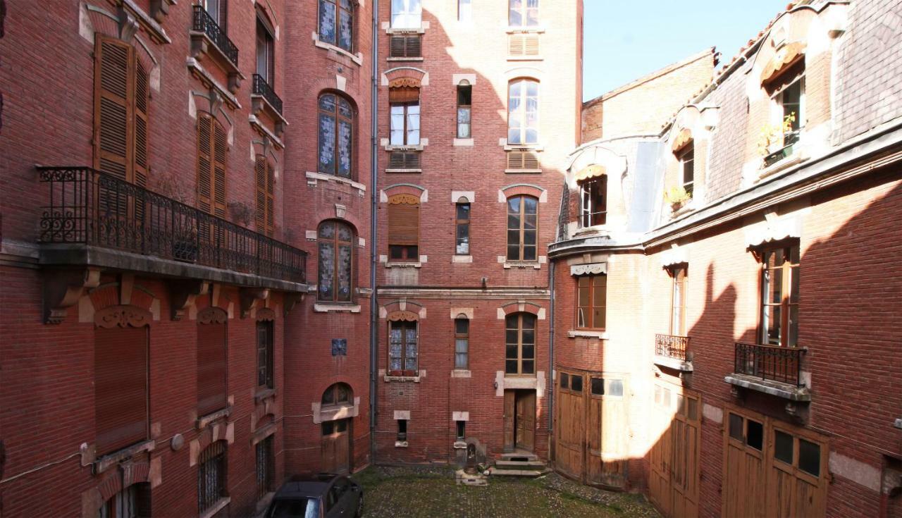 Toulouse - Alsace Lorraine - Languedoc-Place Du Salin-Museum Histoire Naturelle- Jardin Des Plantes-Musee Augustins- Palais De Justice Station Metro Carmes Ligne B Exterior photo